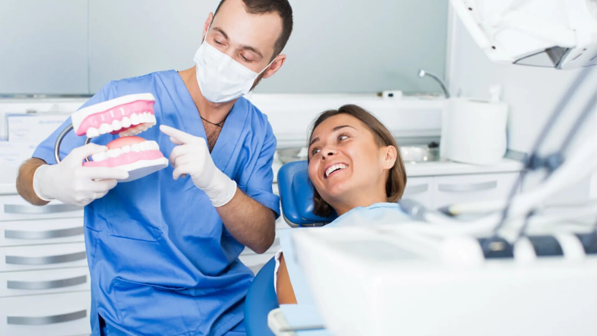 Стоматолог ортодонт. Человек у стоматолога. Прием у стоматолога. Снимки стоматолога ортодонт.