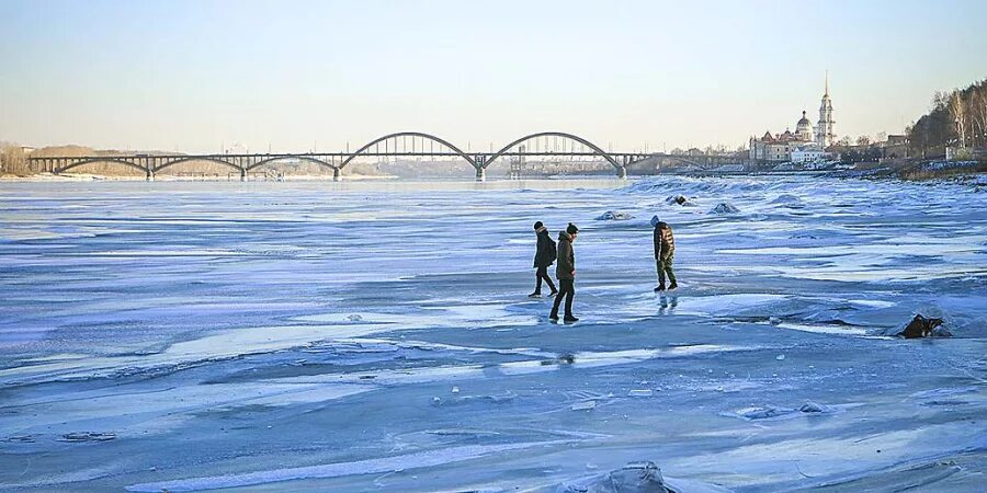 Рыбинск климат. Лед на Москве реке Химки. Лед на Рыбинском 3 метра.