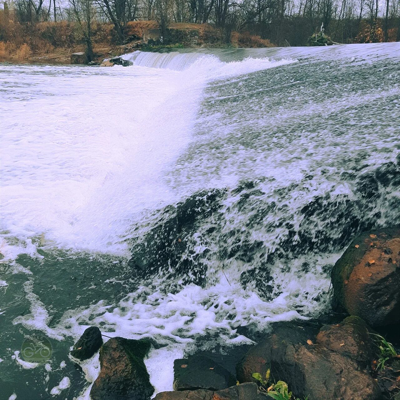 Калининград лов. Водопад лава Калининград. Водопад на реке лава Калининградская область. Речка лава Калининград. Водопад на реке ИЖ.