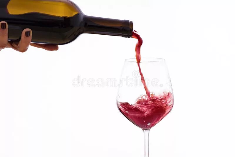 Опрокинутый бокал. Выливает пиво в раковину. Вылить вино. Открытая бутылка вина. Вылить вино.