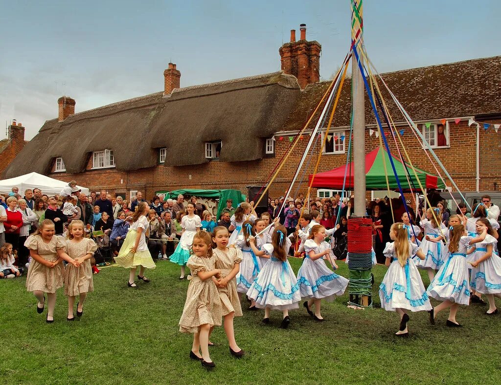 May day when. The Maypole праздник в Англии. Праздник Maypole в Великобритании. Мэй Дэй праздник в Англии. Early May Bank Holiday в Великобритании.