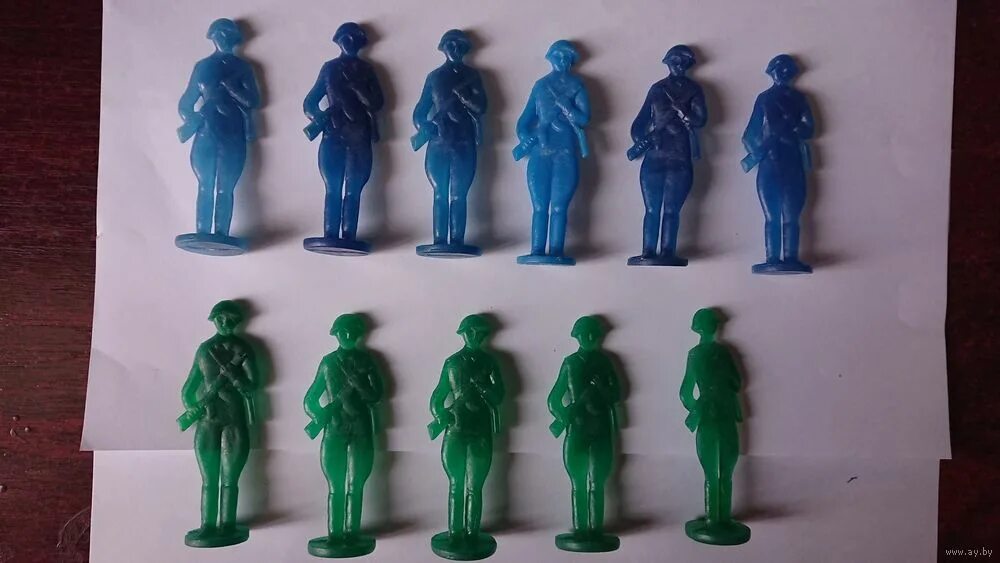 коллекционер фигурок. коллекционер статуэток. коллекционирую фигурки. коллекция фигурок. полочки для коллекции статуэток.