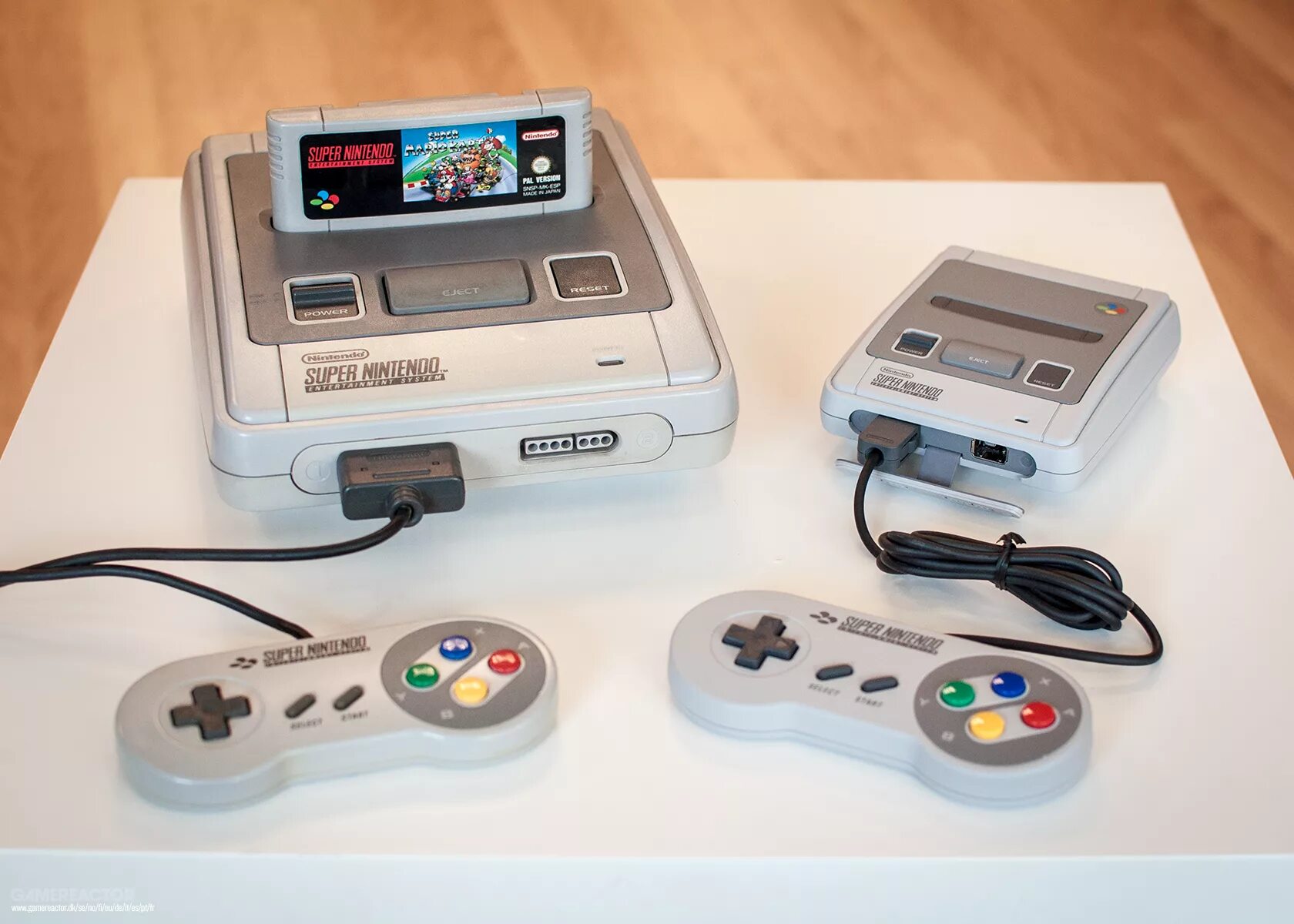 Super famicom. Нинтендо супер Нинтендо. Супер Нинтендо Классик. Приставка Нинтендо 32 бит. Супер Нинтендо Интертеймент систем.