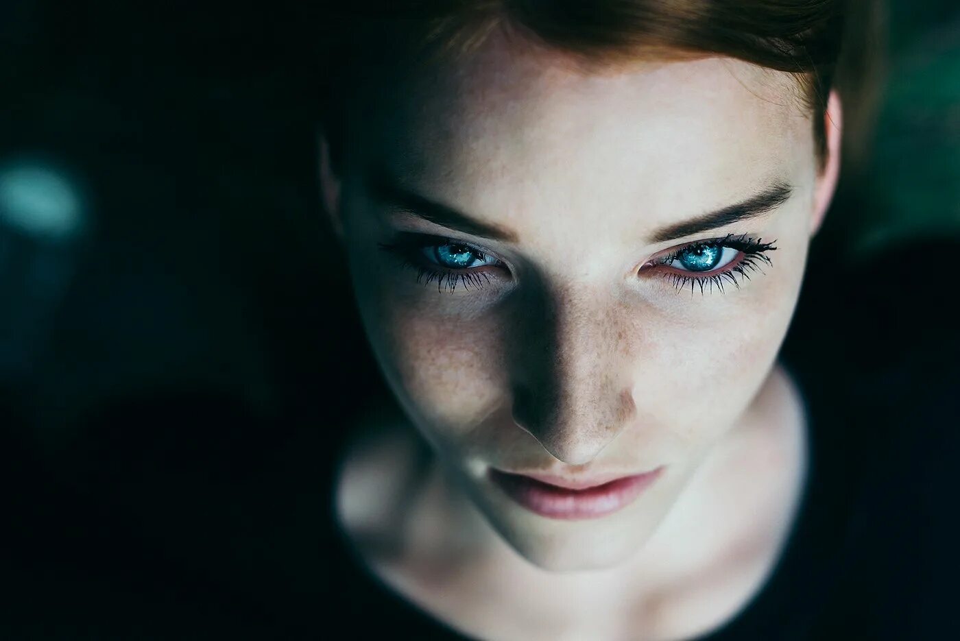 Нэнси украинка. Красивые глаза. Девушка с пальцем у губ. Лицо девушки исподлобья. Тихий взгляд.