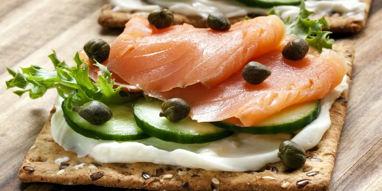 Бутерброд из соленой горбуши германия. Рыба горбуша соленая. Бутерброды с горбушей соленой. Красная рыба чавыча. Как засолить горбушу на бутерброды быстро.