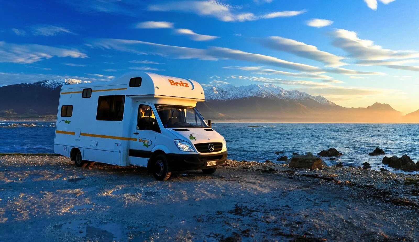 Camp car. Автодом на колесах. Автокемпинг караванинг. Camper van. Кемпер на природе.