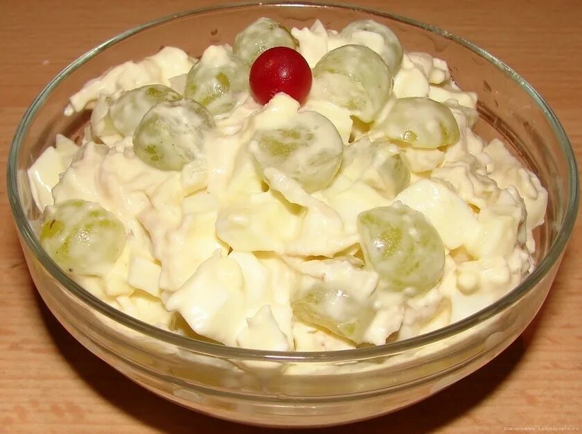 Салат с яблоком и плавленным сыром. Салат с ананасом и сыром и чесноком. Салат из плавленного сыра с чесноком. Салат с плавленным сыром и яйцом. Салат с сыром косичка.