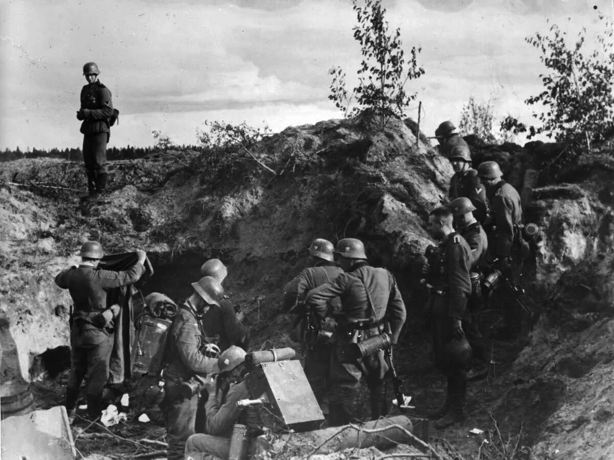 История во время великой отечественной войны. Немецкие солдаты в окопах 1945.