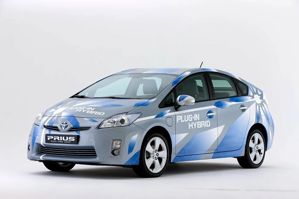 Toyota prius hybrid system. Тойота приус зарядка. Toyota prius hybrid 2010. Нужно ли заряжать гибридные автомобили. Toyota prius гибрид.
