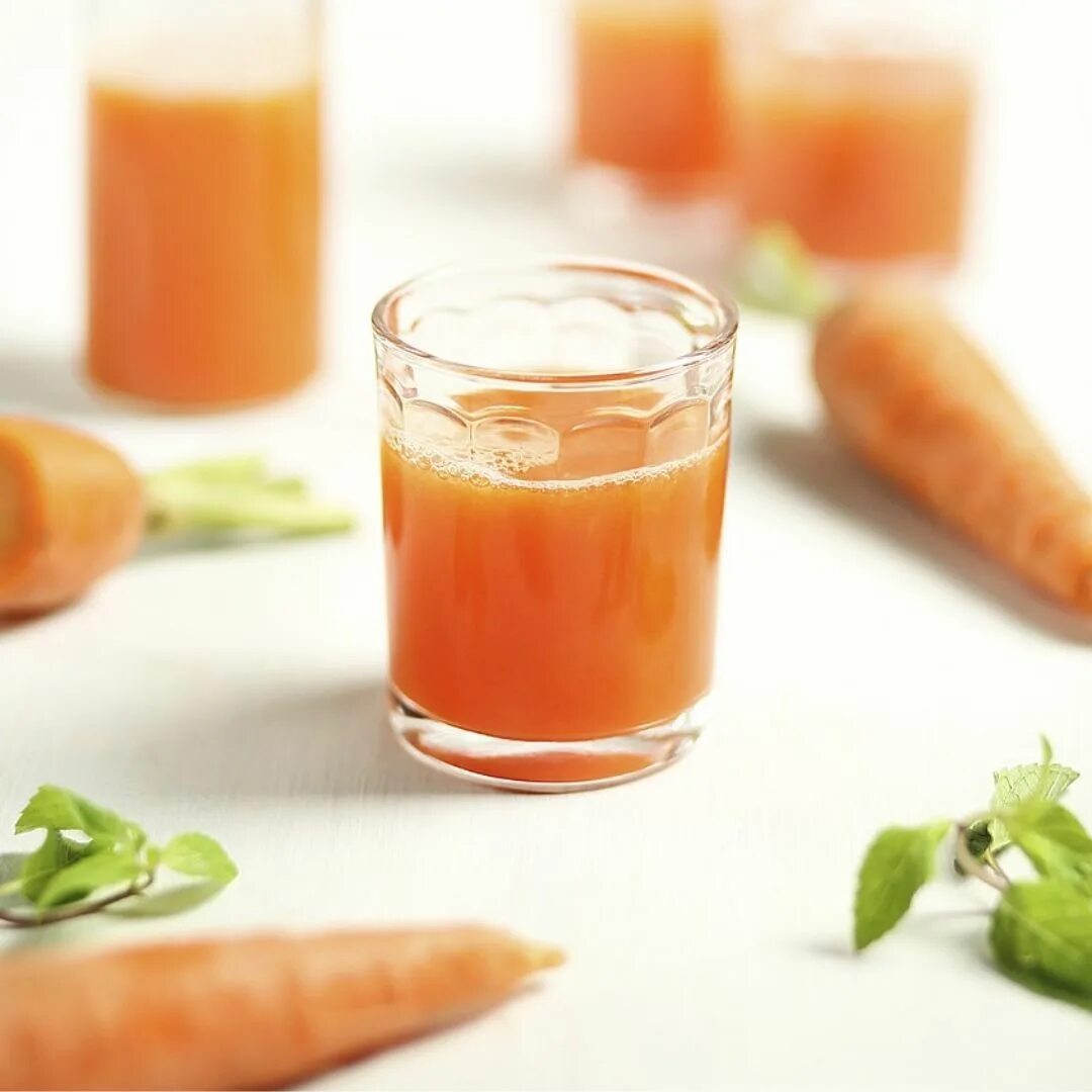 Свежевыжатый морковный сок. Стакан морковного сока. Овощной сок. Свежевыжатые соки морковный.