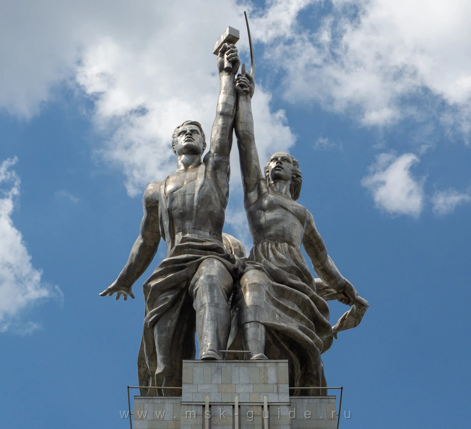 Создание памятника рабочий и колхозница. Рабочий и колхозница скульптура. мухина рабочий и колхозница 1937. памятник рабочий и колхозница в москве. рабочий и колхозница памятник в париже.