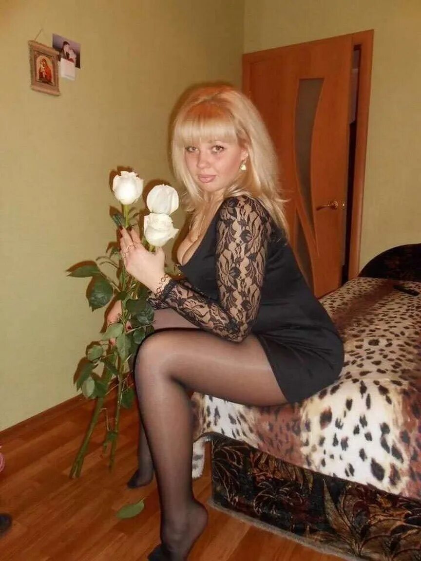 парень знакомит девушку с родителями. жены в домашних платьях. русские зрелые в соц сетях. знакомит с родителями. жена в гостях у знакомых.