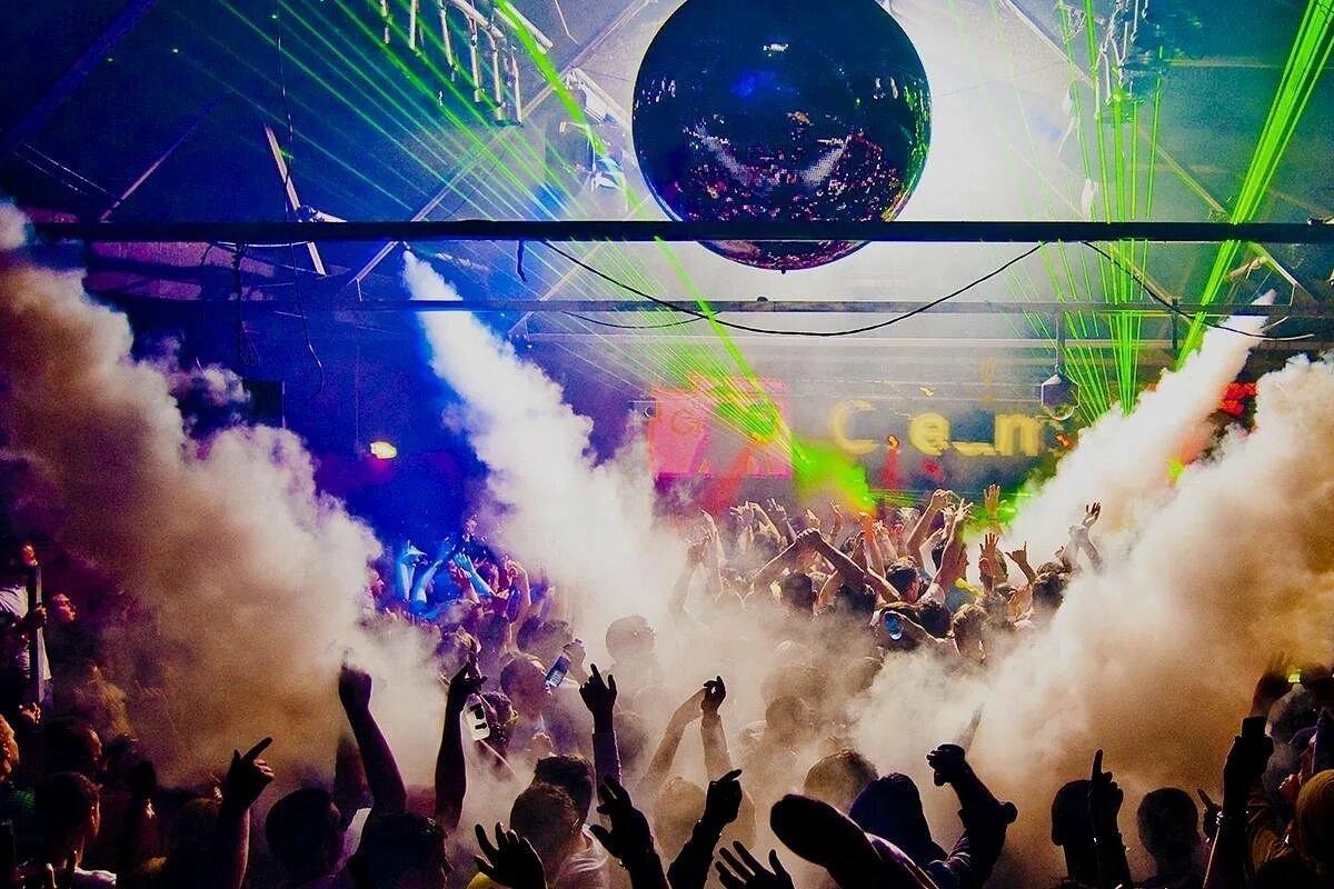 Танцпол. Топ в ночной клуб. Тусовка в клубе. Танцпол на концерте. Dj армин ван бюрен.