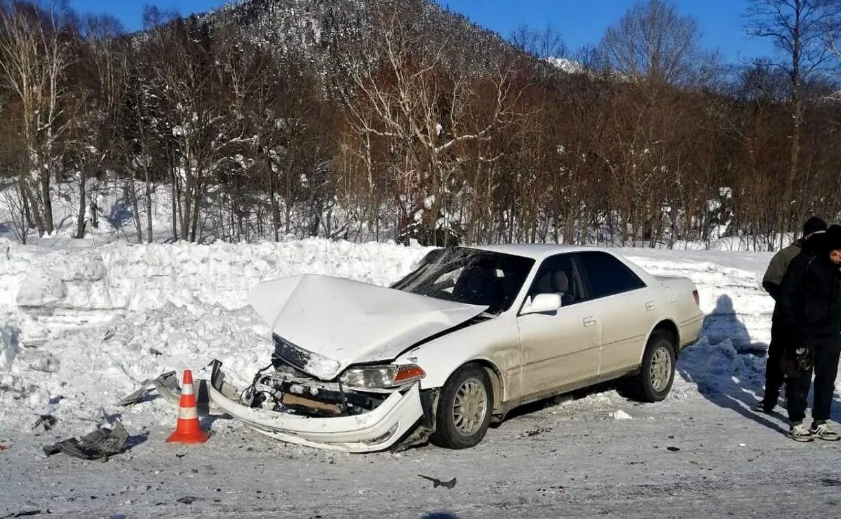 Происшествия южно сахалинск. Машина на дороге.