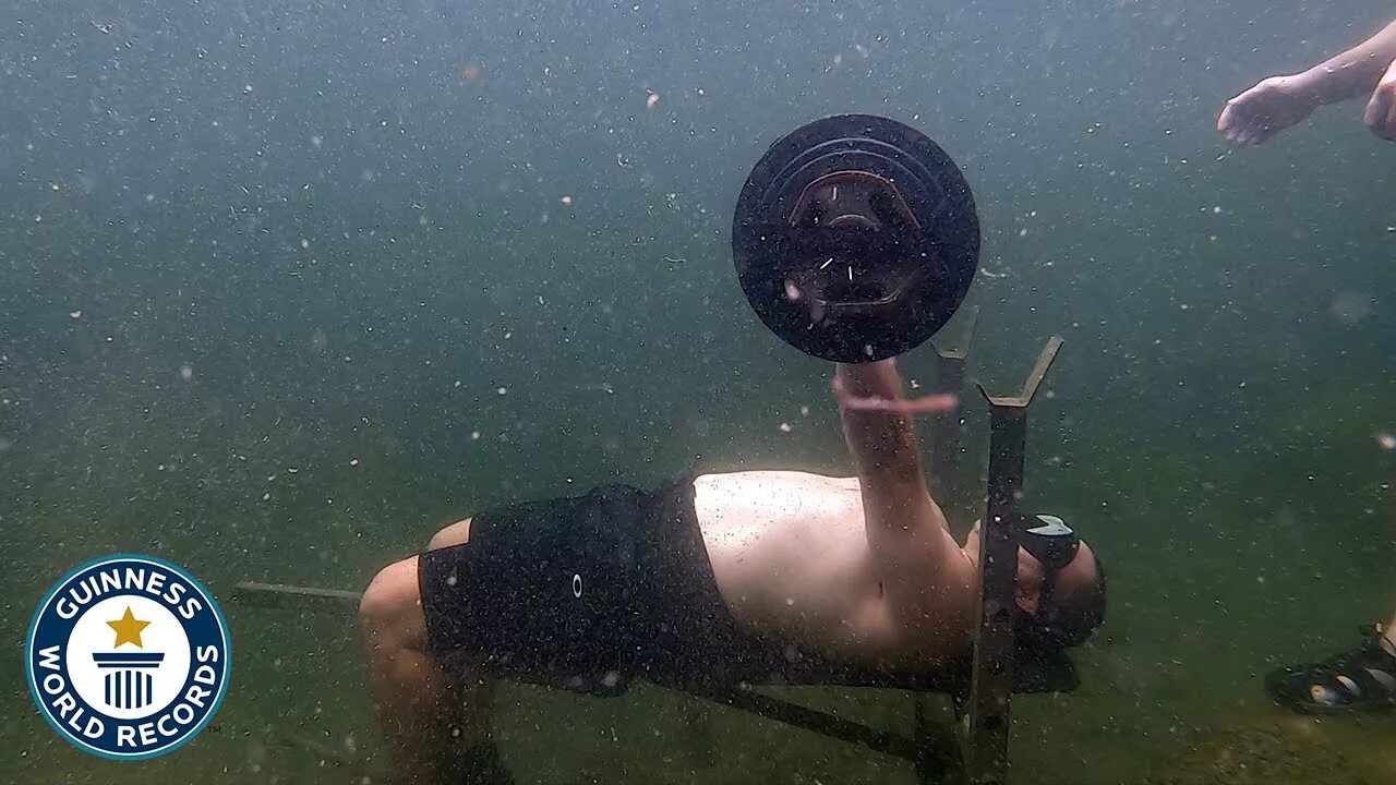 Качок под водой. Жим лежа под водой. Рекорд Гиннесса жим лежа. Штанга под водой. Рекорд под водой.