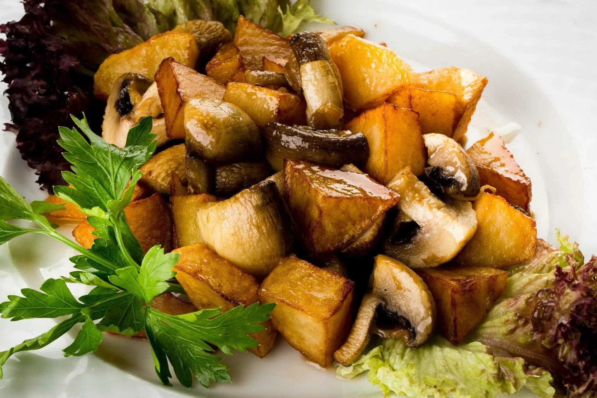 Есть картошку с грибами. Картошка с грибами. Картофель жареный с грибами. Картошка с мясом и грибами. Жареная картошечка с грибами.