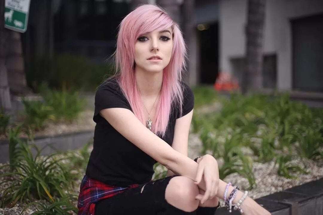 Транс с розовыми волосами
