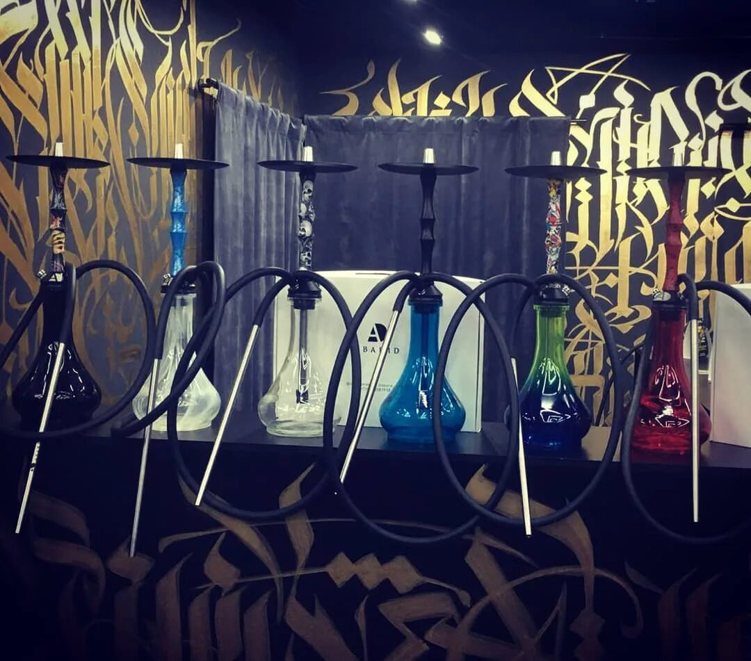 Каллиграфия на стене. Каллиграфический логотип. Магазины каллиграфии. Магазин каллиграфии. Магазины каллиграфии.