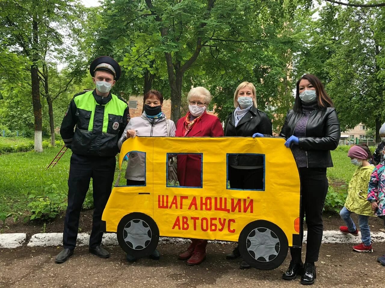 Шагающий автобус акция ГИБДД В детском саду. Акция шагающий автобус. Акция шагающий автобус в школе. Шагающий автобус