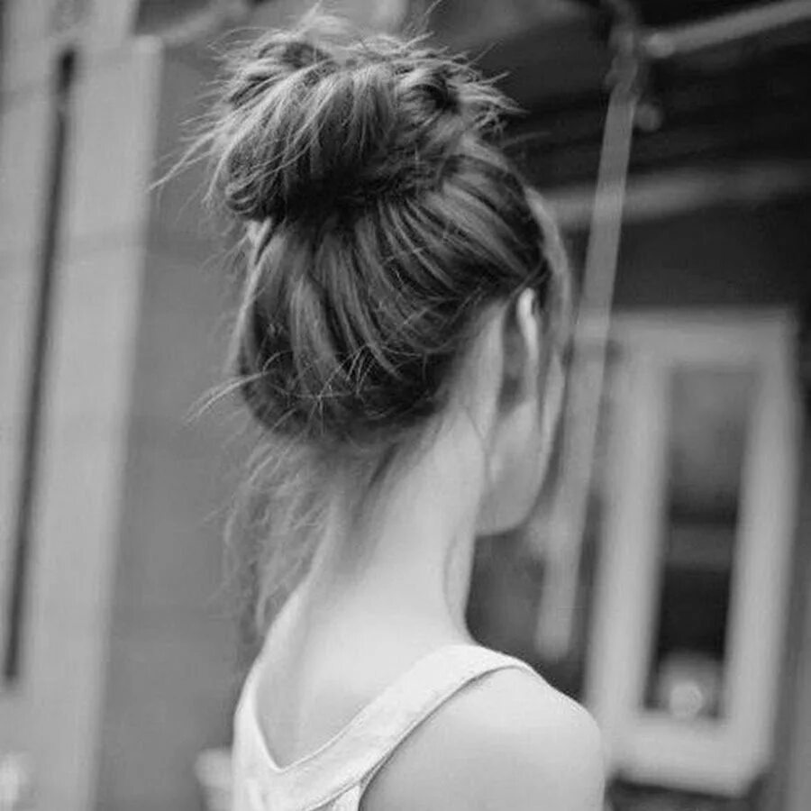 Блондинка с пучком на голове. Девушка с пучком спиной. Девушка с пучком. Девушка с пучком. Девушка со спины.