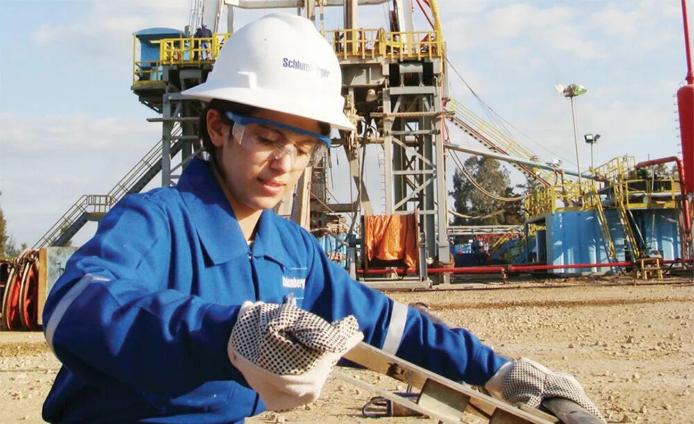 Ооо иск петроинжиниринг. Инженер бурильщик. Салих гаджиев петроинжиниринг. Инженеры в нефтянке. Инженера по растворам.