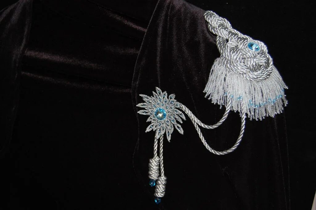 Эполеты макраме. Что такое бижутерия эполеты. Украшение на плечи из страз. Эполеты gucci. Брошь эполет.