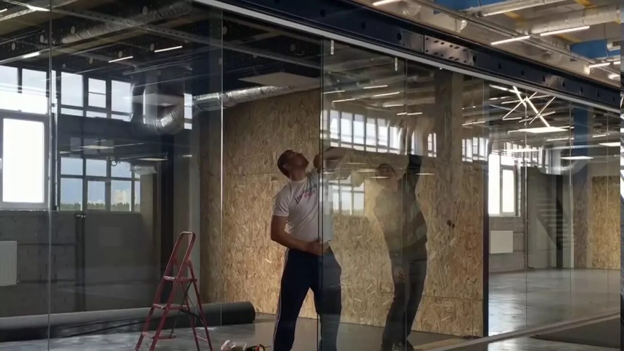 Монтаж стеклянных конструкций. Герметизация витражного остекления. Монтажник фасадов. Монтажник стеклянных. Монтажник стеклянных конструкций.