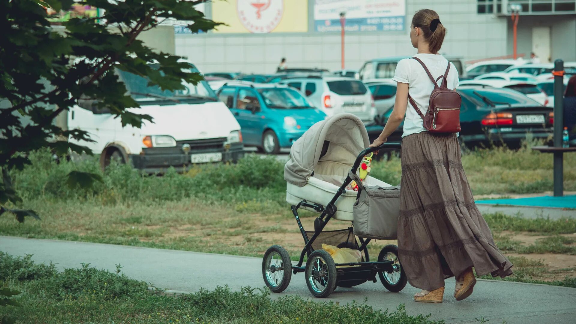 И их детям независимо от возраста. Женщина с коляской. дитя улиц. апрельские выплаты детям. забота о родителях, волгоград.