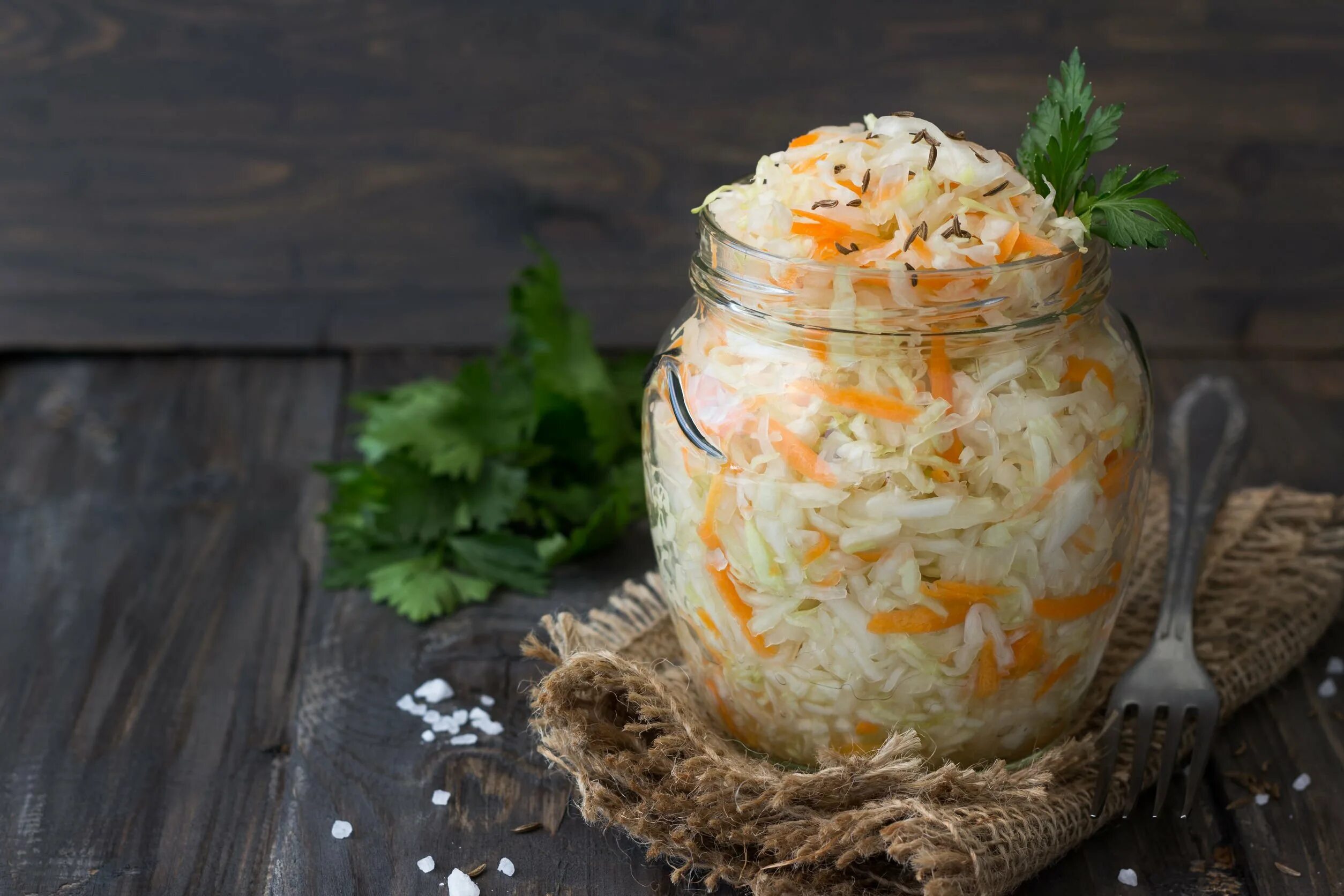 Соленая капуста с маслом. Sauerkraut – квашеная капуста.. Квашеная капуста в банках. Баночка квашеной капусты. Капуста квашеная и водочка.