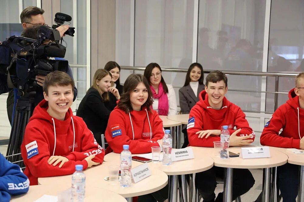 Российское движение молодежи. Движение первых молодежь. Участники Молодежки. Молодежь и дети первые.