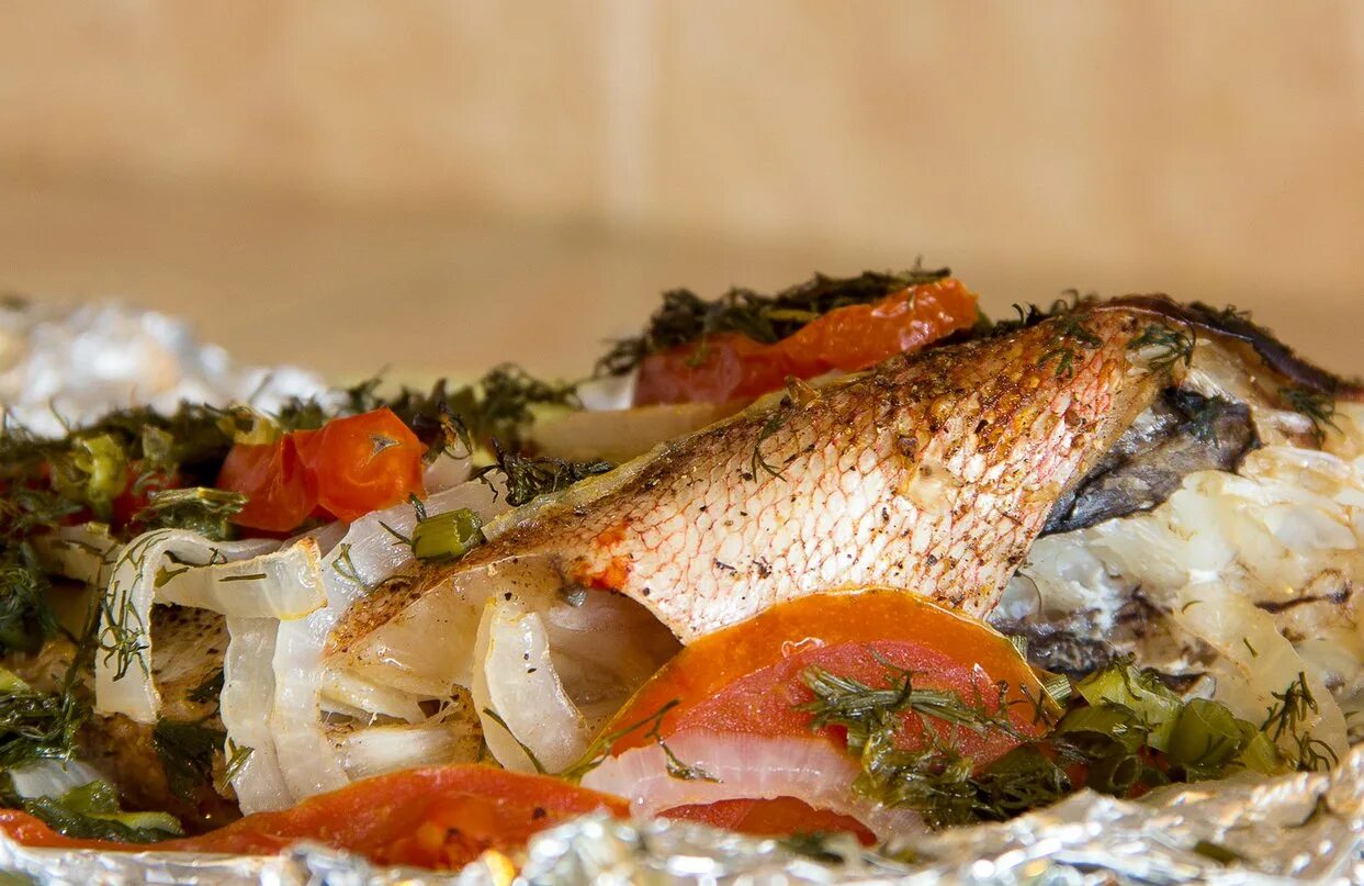 Рецепт приготовления рыба с овощами. Окунь-ауха. Рыба запеченная с овощами. Окунь с овощами. Морской окунь с овощами в духовке.