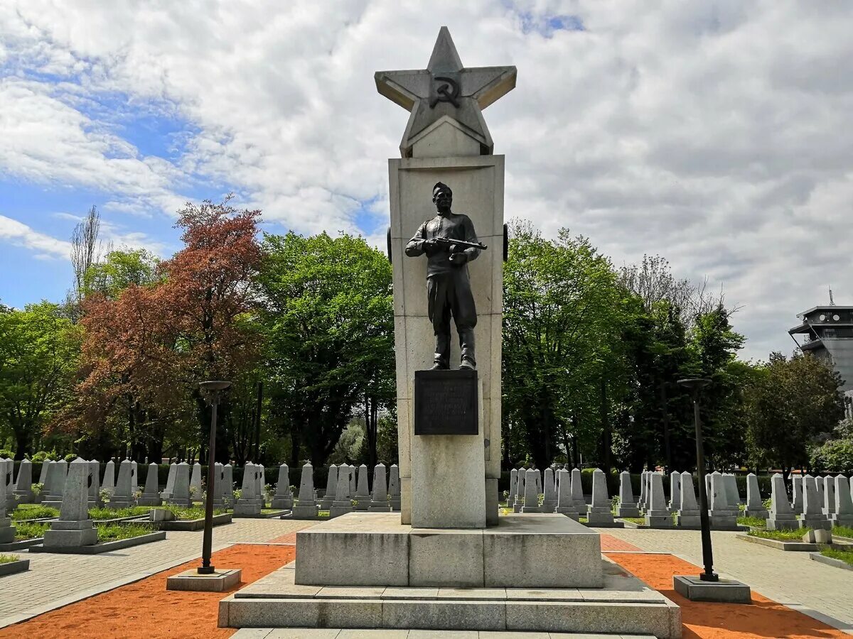 Памятник советским воинам. Прага памятник советским воинам-освободителям. памятники советским солдатам в чехии. памятник советским воинам на ольшанском кладбище в праге. кладбище советских воинов в праге.