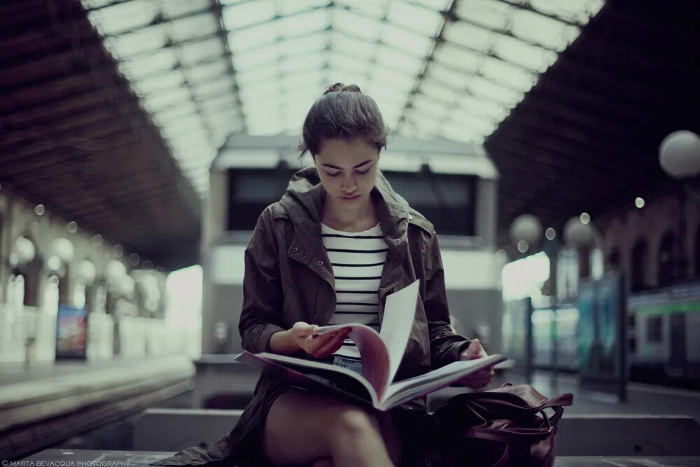 Чтение в метро Эстетика. Девушка в метро с книгой. Девушка читает в метро. Девушка в метро Эстетика. Она читает в метро