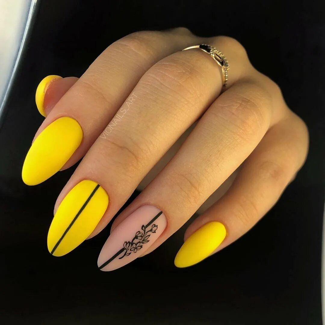 Желтый маникюр на миндаль. Желтые ногти. Яркие желтые ногти. Жёлтые ногти маникюр. Жёлтый маникюр на длинные ногти.