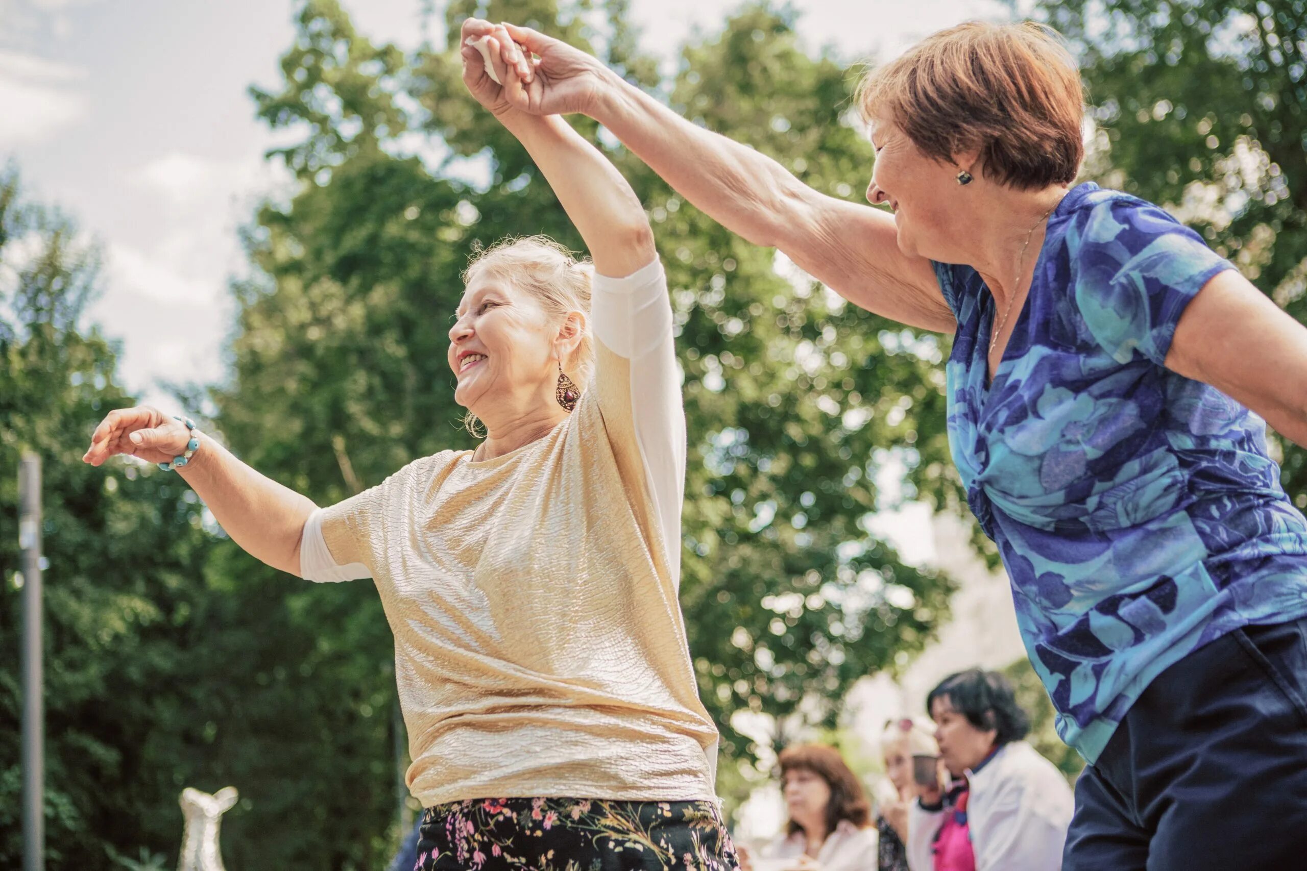 Веселые активные песни. Танцы для пожилых. Люди танцуют. Танцы для старшего возраста. Танцевальный вечер для пожилых людей.