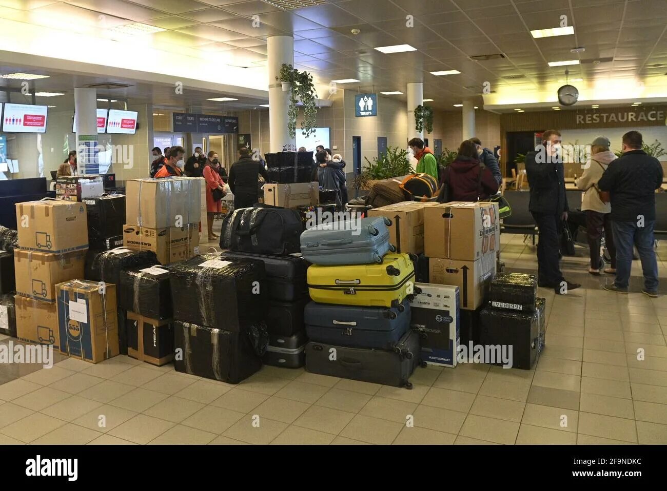 Ассоциация аэропорт. Очередь для досмотра пассажиров и багажа. Досмотр авиапассажиров. Контейнер для багажа в аэропорту.
