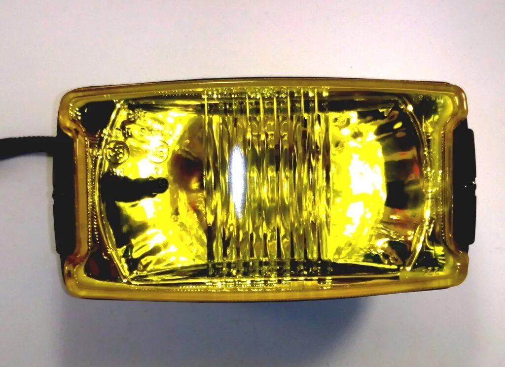 Прямоугольные птф. Фара противотуманная XT 540. Фара противотуманная КАМАЗ желтая. Фара противотуманная желтая светодиодная 24v KS. ПТФ светодиодные желтые 24 вольта КАМАЗ.