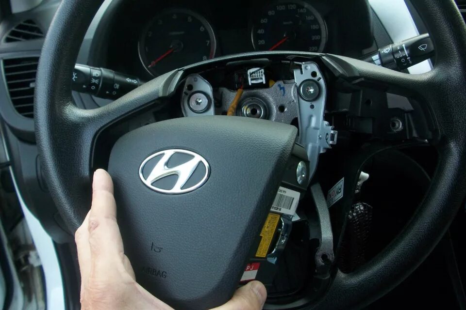 Безопасность хендай соляриса. Hyundai Solaris 1 Steering Wheel. Мультируль на Солярис 2016. Кнопка мультируля Хендай Солярис 2011. Подушки безопасности Хендай Солярис 2.