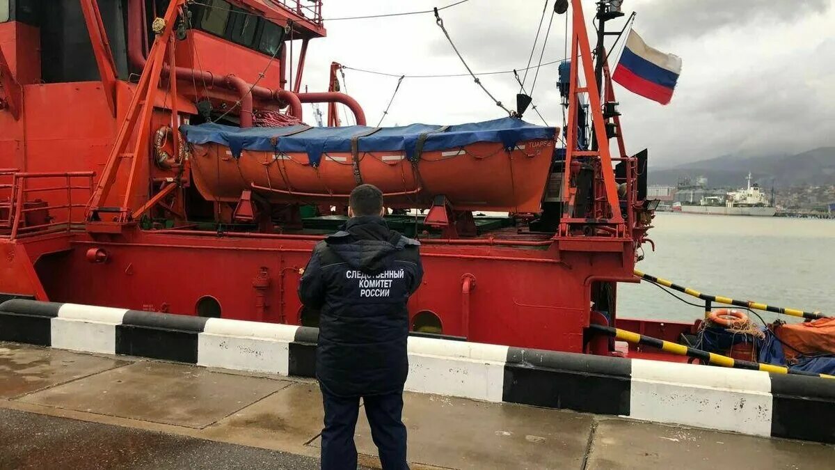 Потерпевшее крушение судно. Затонул сухогруз новороссийск. крушение судна. судно в море. сухогруз новороссийск.