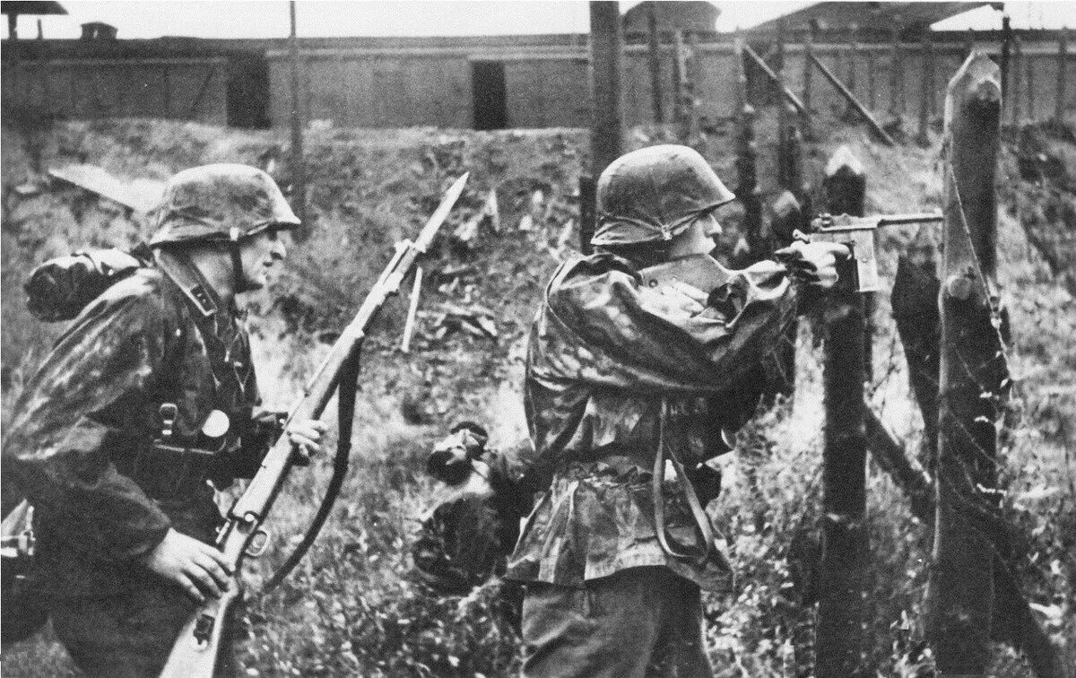 Солдат СС С маузером с96. Солдаты Ваффен СС на Восточном фронте. Маузер с96 Вермахт. Солдат с Mauser 98k.