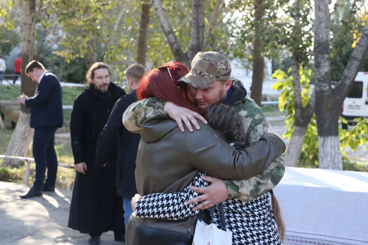 Семья военнослужащего. Поддержка семей военнослужащих. Семья российского военного. Военный с семьей Россия. Многодетных отцов вернули с сво