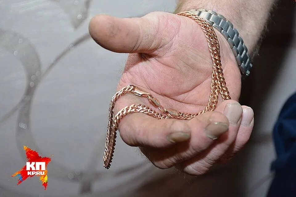 Плетение краб из золота. Золотая цепочка мужская. Цепочки золотые в руке много. Ломбард золото 585 цепочка. Цепочка картье фигаро.