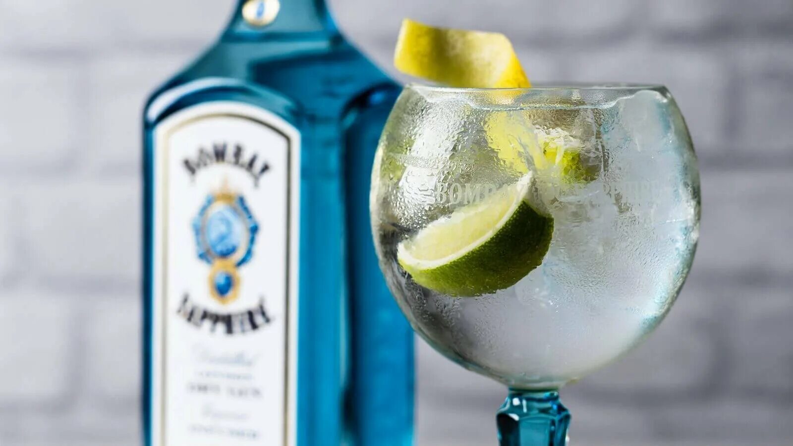 Джин тоник коктейль. Джин тоник лимон. Gin tonic коктейль. Джин - тоник. Jin джин тоник.