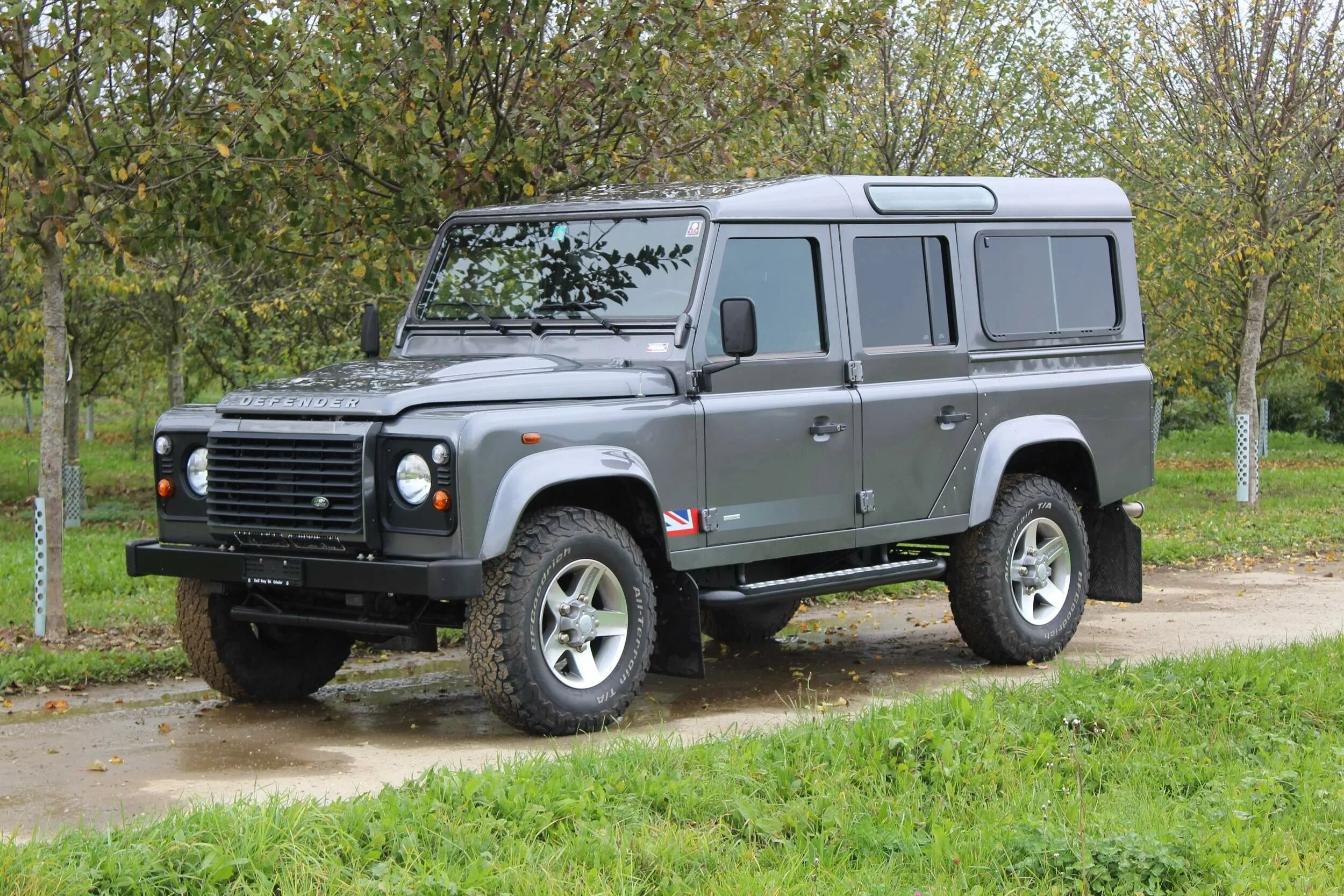 Defender gm 885. Ленд Ровер Defender 110. Ленд Ровер Дефендер 100. Дефендер 110 белый. Ленд Ровер Дефендер 110 2011.