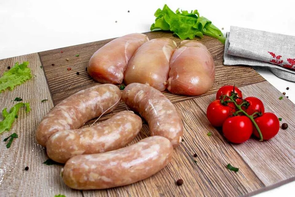 Колбаски домашние в натуральной. Колбаски домашние в натуральной. Домашние колбаски заготовки. Колбаса свиная полукопченая. Вкусная колбаса в питере.