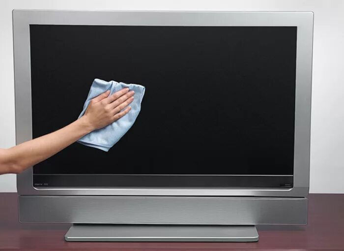 Чем можно протереть экран телевизора в домашних. Экран для чистки монитора. Очистка монитора от пятен. Чем протирать монитор компьютера. Чистка монитора видео.