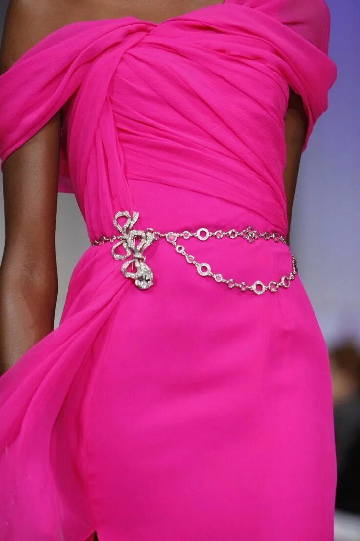 Розовое платье Оскар де ла рента. Платье розовое. Модные платья розовое яркое. Розовое платье с поясом. Платья поясом розовые
