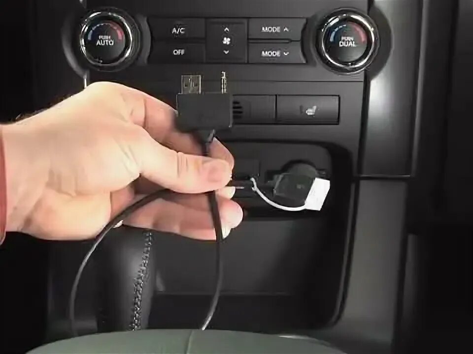 Как подключить прослушивания музыки. Kia Ceed 2008 USB aux порт. Aux USB В Киа СИД 2007. Разъем аукс Киа СИД. USB для Киа СИД 2008.