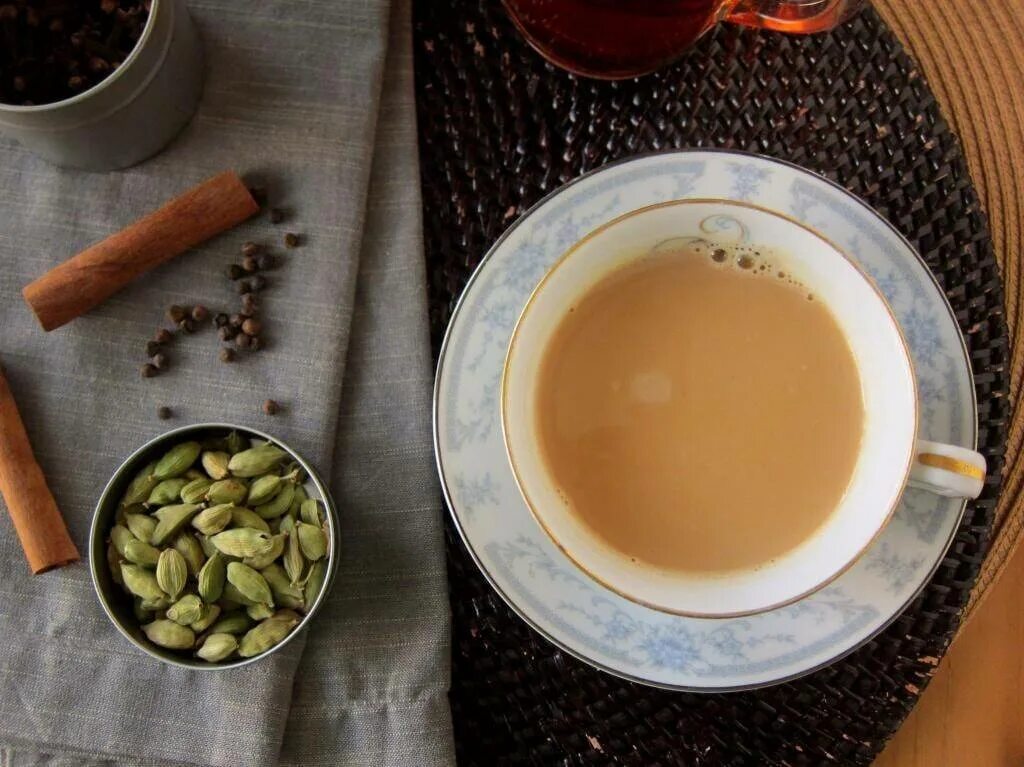 Индийский чай с кардамоном. Кардамон кофе с кардамоном. Масала чай. Чашка кофе с кардамоном. Масал чай как приготовить