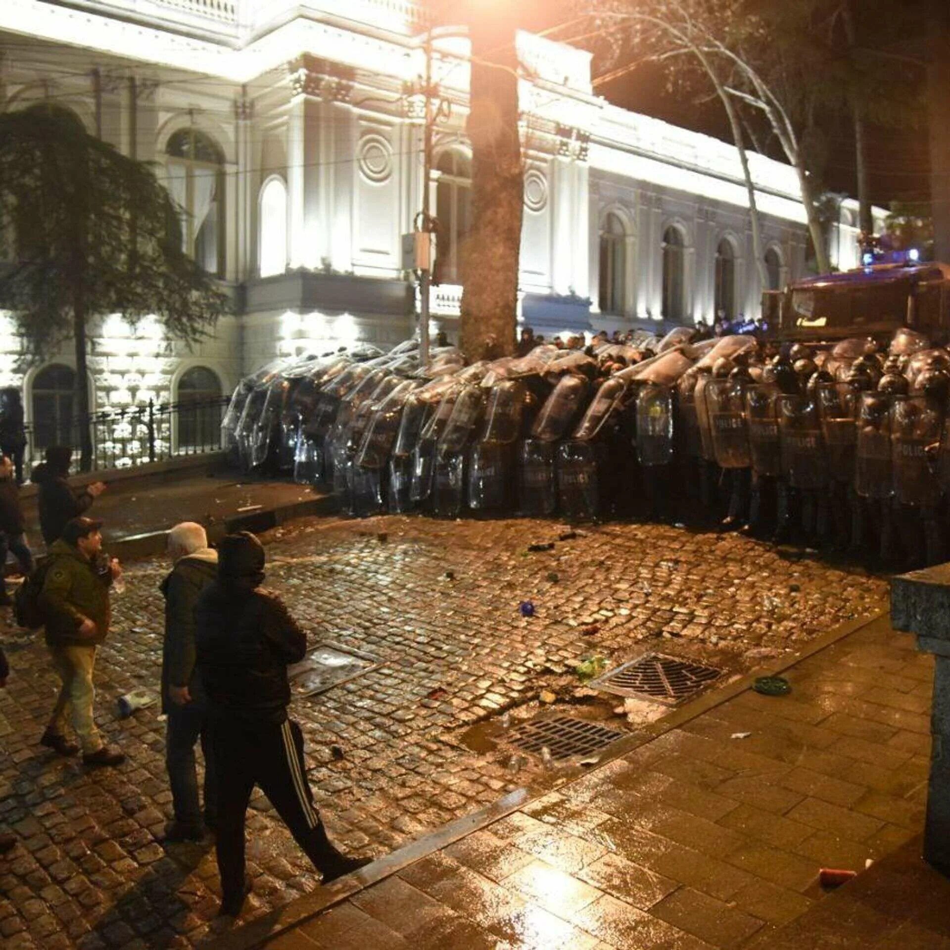 Ситуация в тбилиси сегодня. Майдан в Грузии 2023. Тбилиси штурм парламента. Киев Майдан 2014. Майдан в Тбилиси.
